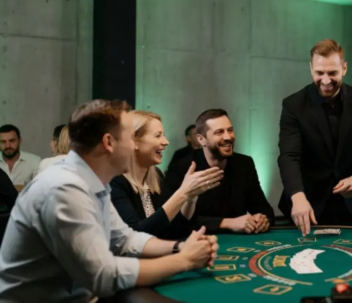 Goście grający przy stole Blackjack na brutalnym evencie Polgrada